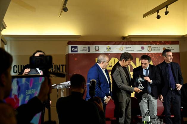 December 30, 2025, Catanzaro, Catanzaro, Italy: Press conference for the presentation of the RAI New Year s Eve program L anno che verro at the S. Giovanni Complex, Catanzaro. Pictured: Michele Affidato (L) presents a gift to host Marco Liorni (CS), presented by Nicola Fiorita (CD), Mayor of Catanzaro, and Roberto Occhiuto (D), President of the Calabria Region. Catanzaro, Italy 30 December 2025 Catanzaro Italy - ZUMAa289 20251230_zia_a289_052 Copyright: xValeriaxFerrarox