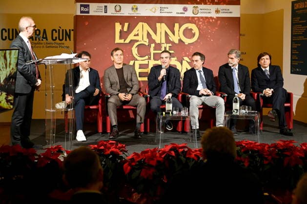 December 30, 2025, Catanzaro, Catanzaro, Italy: Press conference for the presentation of RAI s New Year s Eve program, L anno che verro , at the S. Giovanni Complex, Catanzaro. Pictured: Seated from left: Williams Di Liberatore, Prime Time Entertainment Director; Marco Liorni, host; Roberto Occhiuto, President of the Calabria Region; Nicola Fiorita, Mayor of Catanzaro; Sergio Santo, CEO of RAI COM; Anton Giulio Grande, President of the Calabria Film Commission. Catanzaro, Italy 30 December 2025 Catanzaro Italy - ZUMAa289 20251230_zia_a289_060 Copyright: xValeriaxFerrarox