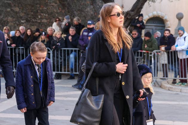 Théa Charrier, Brigitte Bardots granddaughter, and her children arrive at Brigitte Bardots funeral at the Notre Dame de lAssomption parish church in Saint Tropez, France, on January 7, 2026 Brigitte Bardot, an emblematic figure of French cinema and an international icon, died on December 28, 2025 at the age of 91 at her legendary La Madrague estate, in Saint Tropez, France Revealed to the world through her role in Et DieuÖ créa la femme , she had helped make Saint Tropez a world-famous landmark The actress will be laid to rest on January 7, 2026 in the Saint Tropez marine cemetery, alongside her father Louis Bardot 1896 1975 and her mother Anne Marie Mucel 1912 1978 A religious ceremony will be held beforehand in the Saint Tropez church, w Copyright: xJACOVIDES-MOREAUx xBESTIMAGExJACOVIDES-MOREAUx xBESTIMAGEx
