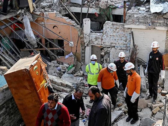 (260111) -- ISLAMABAD, Jan. 11, 2026 -- Security personnel examine the site of a gas explosion in Islamabad, capital of Pakistan, on Jan. 11, 2026. The death toll from a gas explosion at a wedding house in Pakistan s federal capital, Islamabad, has risen to eight, including a newlywed couple, while 11 others were injured, local authorities said on Sunday. Rescue officials said at least four houses in the surrounding area were affected by the blast. Authorities said the exact cause of the explosion will be determined following a detailed investigation. (Str Xinhua) PAKISTAN-ISLAMABAD-GAS EXPLOSION-AFTERMATH AhmadxKamal