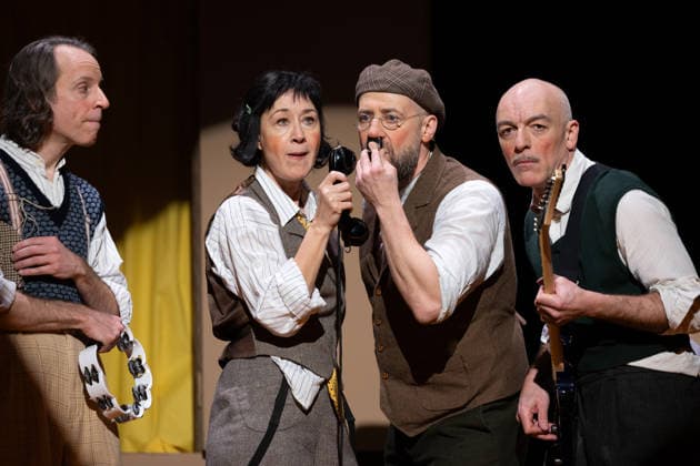Erich und die Detektive; von Philip Tiedemann, Regie Philip Tiedemann, Bühne und Kostüm Alexander Martynow, Musik Henrik Kairies, Besetzung Bürger Lars Dietrich, Krista Birkner, Mario Ramos, Oliver Seidel, Henrik Kairies, am 21.01.2026 in Berlin, (Schlosspark Theater), Deutschland