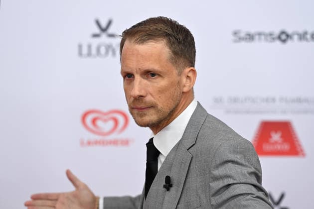 Oliver POCHER (Moderator,Coemdian), Einzelbild,angeschnittenes Einzelmotiv,Portraet,Portrait,Porträt. 50.Deutscher Filmball, Roter Teppich,Red Carpet, am 24.01.2026 im H o t e l B a y e r i s c h e r H o f, M u e n c h e n.