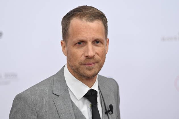Oliver POCHER (Moderator,Coemdian), Einzelbild,angeschnittenes Einzelmotiv,Portraet,Portrait,Porträt. 50.Deutscher Filmball, Roter Teppich,Red Carpet, am 24.01.2026 im H o t e l B a y e r i s c h e r H o f, M u e n c h e n.