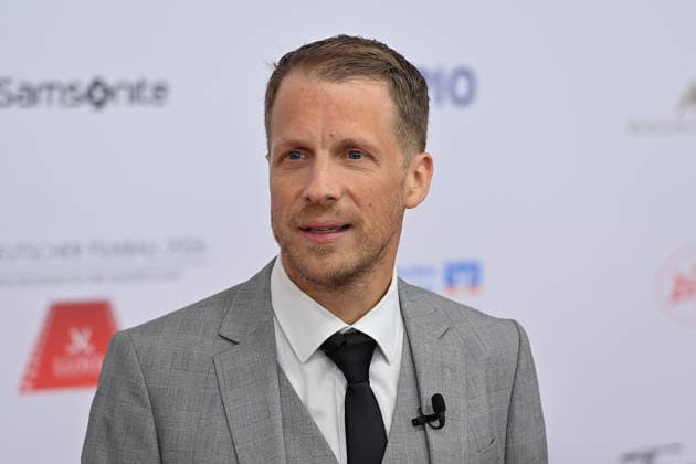 Oliver POCHER (Moderator,Coemdian), Einzelbild,angeschnittenes Einzelmotiv,Portraet,Portrait,Porträt. 50.Deutscher Filmball, Roter Teppich,Red Carpet, am 24.01.2026 im H o t e l B a y e r i s c h e r H o f, M u e n c h e n.