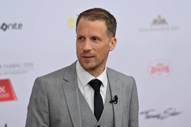 Oliver POCHER (Moderator,Coemdian), Einzelbild,angeschnittenes Einzelmotiv,Portraet,Portrait,Porträt. 50.Deutscher Filmball, Roter Teppich,Red Carpet, am 24.01.2026 im H o t e l B a y e r i s c h e r H o f, M u e n c h e n.