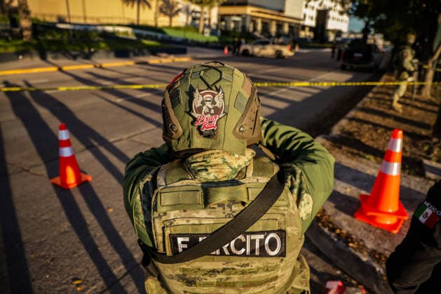 Body found with narco-messages in commercial area of Culiacan in Mexico SINALOA, MEXICO - JANUARY 26: A man is found dead, tortured, and with the skin removed from his face in front of the Cuatro Rios shopping plaza, located in the main commercial area of Culiacan, as the Mexican Army secures the area until investigations are completed, in Sinaloa, Mexico, on January 26, 2026. Three narco-messages written on banners, along with additional mutilated body parts belonging to the victim, are found next to the body. Jesus Verdugo Anadolu Culiacan Mexico. Editorial use only. Please get in touch for any other usage. Copyright: x2026xAnadoluxJesusxVerdugox