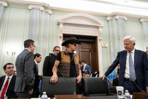 US Senate hearing Examining the Impact of Ticket Sales Practices and Bot Resales on Concert Fans Entertainer Kid Rock (Robert Ritchie), left, and Dan Wall, Executive Vice President of Corporate and Regulatory Affairs, Live Nation Entertainment, converse prior to the United States Senate Committee on Commerce, Science, and Transportation, Subcommittee on Consumer Protection, Technology, and Data Privacy hearing Examining the Impact of Ticket Sales Practices and Bot Resales on Concert Fans Russell Senate Office Building on Capitol Hill in Washington, DC, USA, on Wednesday, January 28, 2026. Photo by Andrew Thomas CNP ABACAPRESS.COM Washington District of Columbia United States Copyright: xCNP ABACAx