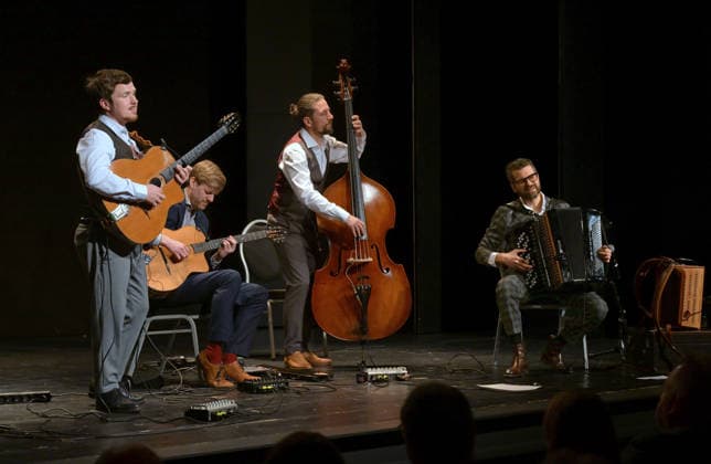 Konzert des Schneeberger und Bakanic Quartetts, mit Bella Via, im Kulturzentrum AlFa in Steyrermühl Laakirchen, fotografiert am 29.1.2026,. Das Bild zeigt v.l.n.r.: Gitarrist Diknu Schneeberger, Gitarrist Julian Wohlmuth, Kontrabassist Martin Heinzle, Akkordeonspieler Christian Bakanic 2026 - Konzert des Schneeberger und Bakanic Quartetts, mit Bella Via, im Kulturzentrum AlFa in Steyrermühl Laakirchen, am 29.1.2026