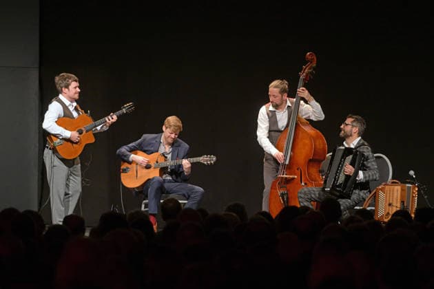 Konzert des Schneeberger und Bakanic Quartetts, mit Bella Via, im Kulturzentrum AlFa in Steyrermühl Laakirchen, fotografiert am 29.1.2026,. Das Bild zeigt v.l.n.r.: Gitarrist Diknu Schneeberger, Gitarrist Julian Wohlmuth, Kontrabassist Martin Heinzle, Akkordeonspieler Christian Bakanic 2026 - Konzert des Schneeberger und Bakanic Quartetts, mit Bella Via, im Kulturzentrum AlFa in Steyrermühl Laakirchen, am 29.1.2026