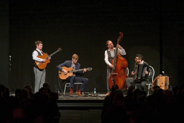 Konzert des Schneeberger und Bakanic Quartetts, mit Bella Via, im Kulturzentrum AlFa in Steyrermühl Laakirchen, fotografiert am 29.1.2026,. Das Bild zeigt v.l.n.r.: Gitarrist Diknu Schneeberger, Gitarrist Julian Wohlmuth, Kontrabassist Martin Heinzle, Akkordeonspieler Christian Bakanic 2026 - Konzert des Schneeberger und Bakanic Quartetts, mit Bella Via, im Kulturzentrum AlFa in Steyrermühl Laakirchen, am 29.1.2026