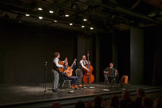 Konzert des Schneeberger und Bakanic Quartetts, mit Bella Via, im Kulturzentrum AlFa in Steyrermühl Laakirchen, fotografiert am 29.1.2026,. Das Bild zeigt v.l.n.r.: Gitarrist Diknu Schneeberger, Gitarrist Julian Wohlmuth, Kontrabassist Martin Heinzle, Akkordeonspieler Christian Bakanic 2026 - Konzert des Schneeberger und Bakanic Quartetts, mit Bella Via, im Kulturzentrum AlFa in Steyrermühl Laakirchen, am 29.1.2026