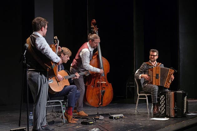 Konzert des Schneeberger und Bakanic Quartetts, mit Bella Via, im Kulturzentrum AlFa in Steyrermühl Laakirchen, fotografiert am 29.1.2026,. Das Bild zeigt v.l.n.r.: Gitarrist Diknu Schneeberger, Gitarrist Julian Wohlmuth, Kontrabassist Martin Heinzle, Akkordeonspieler Christian Bakanic 2026 - Konzert des Schneeberger und Bakanic Quartetts, mit Bella Via, im Kulturzentrum AlFa in Steyrermühl Laakirchen, am 29.1.2026