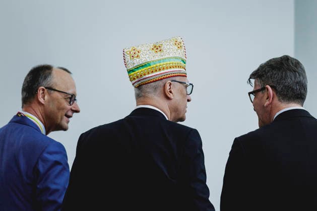(L-R) Friedrich Merz (CDU), Bundeskanzler, Klaus Ludwig Fess, Praesident des Bund Deutscher Karneval e.V., und Wolfram Weimer, Staatsminister fuer Kultur und Medien, aufgenommen im Rahmen des traditionellen Karnevalempfangs im Bundeskanzleramt in Berlin, 03.02.2026. Berlin Deutschland Copyright: xFlorianxGaertnerx
