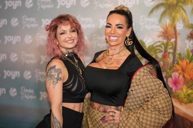 Promis unter Palmen Premiere 2026. Edith Stehfest und Gina-Lisa Lohfink bei der Premiere des Realityformats Promis unter Palmen im CINENOVA Koeln am 04.02.2026. Koeln CINENOVA Nordrhein-Westfalen