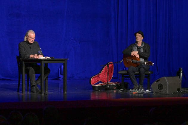 Lesung von Christoph Ransmayr mot dem Titel Als ich noch unsterblich war, mit Musikbegleitung durch Wolfgang Muthspiel an der Gitarre, im Stadttheater Gmunden, im Rahmen der Salzkammergut Festwochen Gmunden, am 12.02.26. Das Bild zeigt den Schriftsteller Christoph Ransmay, während seiner Lesung, mit dem Gitarristen Wolfgang Muthspiel 2022 - Lesung von Christoph Ransmayr mot dem Titel Als ich noch unsterblich war, mit Musikbegleitung durch Wolfgang Muthspiel an der Gitarre, im Stadttheater Gmunden, im Rahmen der Salzkammergut Festwochen Gmunden, am 12.02.26