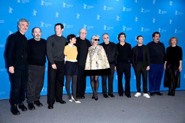 Gast, Yorgos Stefanakos, Callum Turner, Elena Anaya, Tracy Letts, Pamela Anderson, Karim Ainouz, Lukas Gage, Jamie Bell, Efthmis Fillipou, und Viola Fugen beim Photocall zum Kinofilm Rosebush Pruning auf der Berlinale 2026 76. Internationale Filmfestspiele Berlin im Hotel Grand Hyatt. Berlin, 14.02.2026