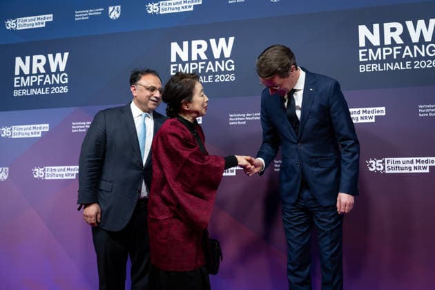 23. NRW-Empfang, Berlinale 23. NRW-Empfang, Berlinale, Landesvertretung, Berlin, Hendrik Wüst, Ministerpräsident, Nordrhein-Westfalen, Walid Nakschbandi, Geschäftsführer, Film- und Medienstiftung NRW, Shino Mitsuko, Botschafterin, Japan Berlin Berlin GER