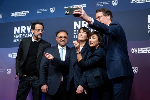23. NRW-Empfang, Berlinale 23. NRW-Empfang, Berlinale, Landesvertretung, Berlin, Hendrik Wüst, Ministerpräsident, Nordrhein-Westfalen, Walid Nakschbandi, Geschäftsführer, Film- und Medienstiftung NRW, Selfie, Sandra Maischberger Berlin Berlin GER