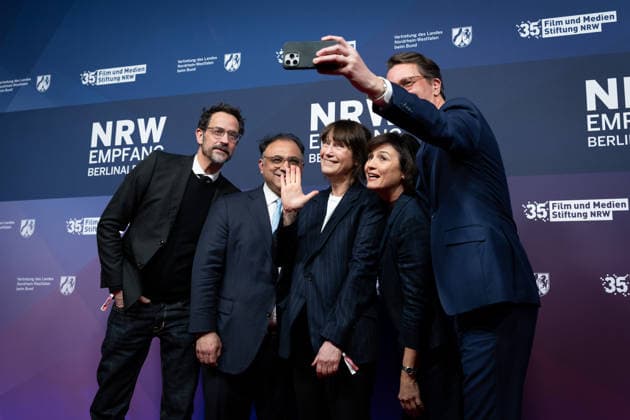 23. NRW-Empfang, Berlinale 23. NRW-Empfang, Berlinale, Landesvertretung, Berlin, Hendrik Wüst, Ministerpräsident, Nordrhein-Westfalen, Walid Nakschbandi, Geschäftsführer, Film- und Medienstiftung NRW, Selfie, Sandra Maischberger Berlin Berlin GER