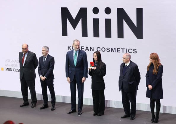 Felipe VI presides over the presentation of the 9th edition of the National SME of the Year Award I D The president of Santander Spain, Luis Isasi the Minister of the Interior, Fernando Grande Marlaska King Felipe VI the representative of the award-winning MIIN the president of the Spanish Chamber of Commerce, José Luis Bonet, and the CEO of PRISA Media, Pilar Gil, during the presentation of the 9th edition of the National SME of the Year Award, on February 19, 2026, in Madrid Spain The National SME of the Year Award is an award that recognizes the work of small and medium-sized Spanish companies and their initiatives in internationalization, innovation, digitization, training and employment, and sustainability 19 FEBRUARY 2026 Marta Ferná Copyright: xMartaxFernandezx 7305787