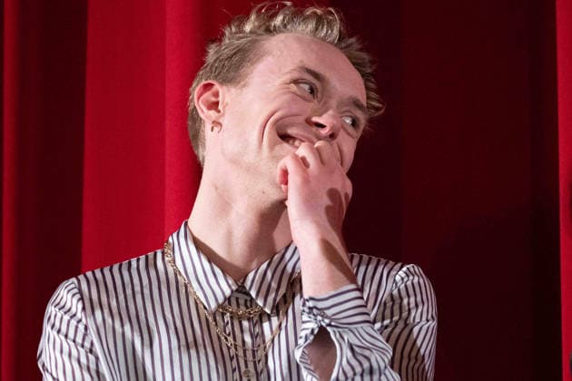 Jonathan PERLETH Schauspieler, Portraet, Porträt, Portrait, Angeschnittenes Einzelbild, Einzelmotiv, Buehnenpraesentation nach dem Film ,,Ein fast perfekter Antrag,, den die Lichtburg in Essen als Vorpremiere in ihrer Reihe Seniorenkino zeigt, 19.02.2026.