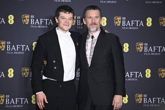 2026 EE BAFTA Film Awards, Royal Festival Hall, London, UK, 22 February 2026. Robert Aramayo and Ethan Hawke in the winners press room at the 2026 EE BAFTA Film Awards, Royal Festival Hall, London, UK, 22 February 2026., Credit:Justin Ng Avalon United Kingdom, London Copyright: xJustinxNgx xAvalonx 1077456829
