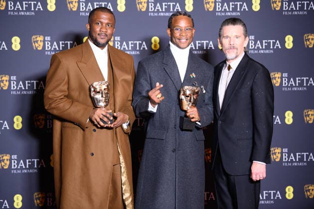 EE BAFTA Film Awards 2026 Winners - Royal Festival Hall, Southbank, London (L to R) Wales Davies and Akinola Davies Jr, pose with presenter Ethan Hawke with their BAFTA for Best Outstanding Debut by a British Writer, director or producer for the film My Father s Shadow in the Winners Room at the EE BAFTA Film Awards 2026 at Royal Festival Hall, Southbank in London, England, UK on Sunday 22 February, 2026., Credit:Justin Ng Avalon UK, England, London, Royal Festival Hall, Southbank Copyright: xJustinxNgx xAvalonx 1077638433