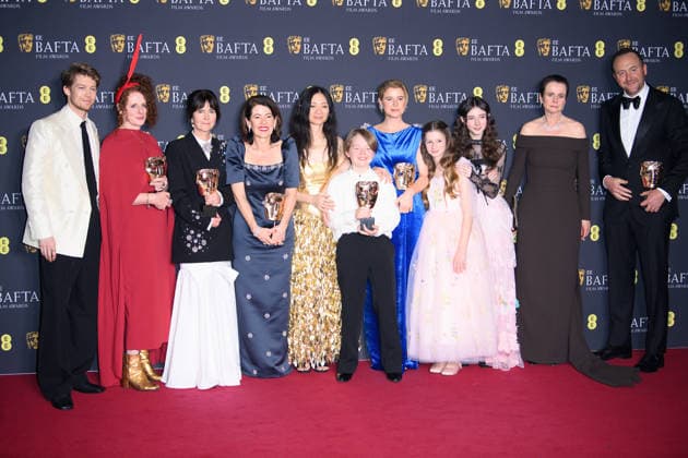 EE BAFTA Film Awards 2026 Winners - Royal Festival Hall, Southbank, London (L-R) Joe Alwyn, Maggie O Farrell, Liza Marshall, Dame Pippa Harris, Chloà Zhao, Jacobi Jupe, Jessie Buckley, Olivia Lynes, Bodhi Rae Breathnach, Emily Watson and Nicolas Gonda poses with their BAFTA for Outstanding British Film for the film Hamnet in the Winners Room at the EE BAFTA Film Awards 2026 at Royal Festival Hall, Southbank in London, England, UK on Sunday 22 February, 2026., Credit:Justin Ng Avalon UK, England, London, Royal Festival Hall, Southbank Copyright: xJustinxNgx xAvalonx 1077638584