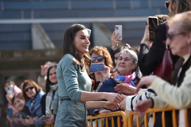 Queen Letizia visits the exhibition of the Ibercaja Foundation Award for Young Painting Queen Letizia greets on her arrival to visit the exhibition of the Ibercaja Foundation Award for Young Painting, at the Villahermosa Palace, on February 24, 2026, in Huesca, Aragon Spain The visit takes place within the framework of the second stage of the Princess of Girona Foundations Talent Tour, a program of the Princess of Girona Foundation that tours different cities in Spain and that, through the organization of different events, programs and activities, aims to inspire, accompany and activate young talent, a program of the Princess of Girona Foundation that travels to different cities in Spain and, through the organization of different events, p Copyright: xVeronicaxLacasax 7318694