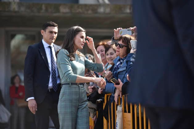 Queen Letizia visits the exhibition of the Ibercaja Foundation Award for Young Painting Queen Letizia greets on her arrival to visit the exhibition of the Ibercaja Foundation Award for Young Painting, at the Villahermosa Palace, on February 24, 2026, in Huesca, Aragon Spain The visit takes place within the framework of the second stage of the Princess of Girona Foundations Talent Tour, a program of the Princess of Girona Foundation that tours different cities in Spain and that, through the organization of different events, programs and activities, aims to inspire, accompany and activate young talent, a program of the Princess of Girona Foundation that travels to different cities in Spain and, through the organization of different events, p Copyright: xVeronicaxLacasax 7318697