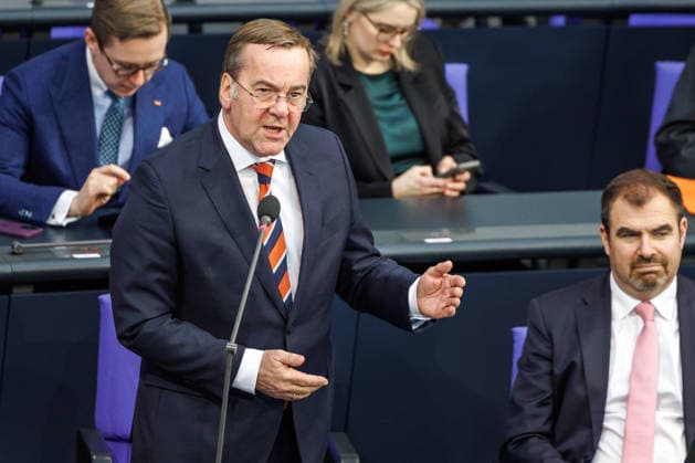 Bundestag Boris Pistorius (SPD), Bundesminister der Verteidigung, bei der Befragung der Bundesregierung im Deutschen Bundestag am 25.02.26 in Berlin. Berlin Berlin Deutschland Bundestag