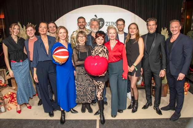 abb Emmy Pilawa, Michel Ben Seidel, Susan Hoecke, Nikolaus Lessky, Diana Staehly, Gitta Schweighöfer, Moritz Otto, Volker Meyer Drabisch, Carlotta Truman, Katharina Hoffmann, Oliver Bender, Franziska van der Heide, Stephan Käfer und Markus Ertelt bei der Premiere der neuen SAT 1 Daily TV Serie Ein Hof zum Verlieben im Kino Zoopalast am Mittwoch 25. 02.2026 in Berlin Berlin Deutschland