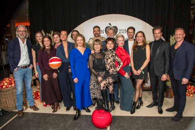 abb Emmy Pilawa, Michel Ben Seidel, Susan Hoecke, Nikolaus Lessky, Diana Staehly, Gitta Schweighöfer, Moritz Otto, Volker Meyer Drabisch, Carlotta Truman, Katharina Hoffmann, Oliver Bender, Franziska van der Heide, Stephan Käfer und Markus Ertelt bei der Premiere der neuen SAT 1 Daily TV Serie Ein Hof zum Verlieben im Kino Zoopalast am Mittwoch 25. 02.2026 in Berlin Berlin Deutschland