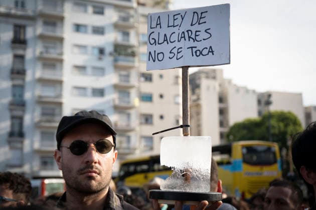 February 26, 2026, Buenos Aires, Buenos Aires, Argentina: Environmental organizations protested in front of the Argentine Congress against the amendment to the Glacier Law currently under debate in the Senate. Buenos Aires Argentina - ZUMAs358 20260226_znp_s358_001 Copyright: xSilvanaxSafenreiterx