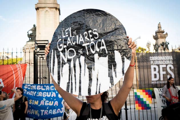 February 26, 2026, Buenos Aires, Buenos Aires, Argentina: Environmental organizations protested in front of the Argentine Congress against the amendment to the Glacier Law currently under debate in the Senate. Buenos Aires Argentina - ZUMAs358 20260226_znp_s358_006 Copyright: xSilvanaxSafenreiterx