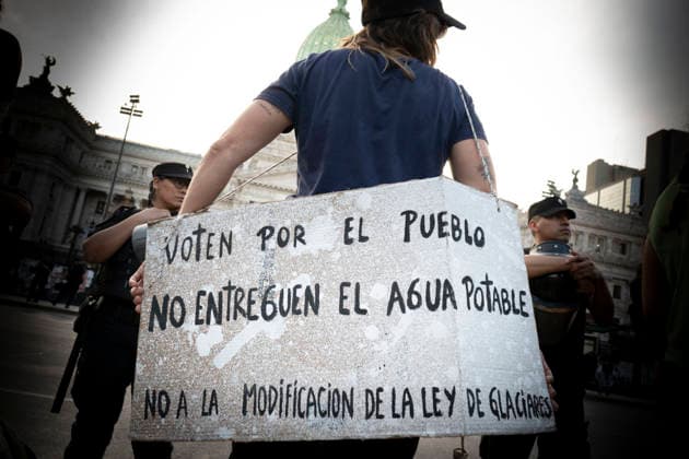 February 26, 2026, Buenos Aires, Buenos Aires, Argentina: Environmental organizations protested in front of the Argentine Congress against the amendment to the Glacier Law currently under debate in the Senate. Buenos Aires Argentina - ZUMAs358 20260226_znp_s358_007 Copyright: xSilvanaxSafenreiterx