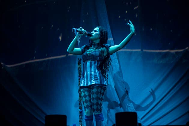 Absolutely performing live at The O2 Arena, London, 26 February 2026 Absolutely performing live at The O2 Arena, London, 26 February 2026 Absolutely (Abby-Lynn Keen) is a British singer-songwriter. Formerly known as à B, she is currently signed to S10 Entertainment and Epic Records. In addition to her work behind the scenes for other artists, Keen is also a solo artist blending R&B, pop, and EDM. Her debut album Cerebrum was released in 23., Credit:Dafydd Owen Avalon United Kingdom, London Copyright: xDafyddxOwenx xAvalonx 1078566146