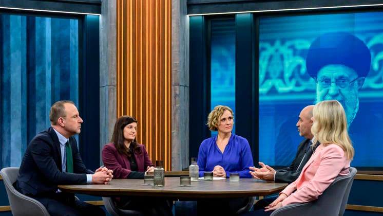 In the picture, from left: Peter Neumann, Azadeh Zamirirad, Caren Miosga, Omid Nouripour, Annett Meiritz, GER, Berlin, studio, guest on Caren Miosga s political talk show, TV, format, with presenter, Das Erste, from Adlershof Ð at Studio 20, topic: War in the Middle EastÑwill the regime in Iran now fall?, March 1, 2026 Copyright: HMBxMedia UwexKoch