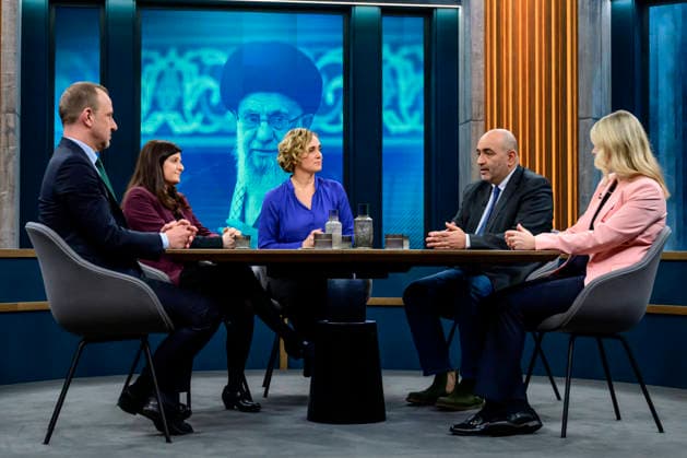 In the picture, from left: Peter Neumann, Azadeh Zamirirad, Caren Miosga, Omid Nouripour, Annett Meiritz, GER, Berlin, studio, guest on Caren Miosga s political talk show, TV, format, with presenter, Das Erste, from Adlershof Ð at Studio 20, topic: War in the Middle EastÑwill the regime in Iran now fall?, March 1, 2026 Copyright: HMBxMedia UwexKoch