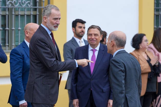 Felipe VI visits the Town Hall of Dos Hermanas Seville King Felipe VI i with the Minister of Agriculture, Fisheries and Food, Luis Planas c , on his arrival at the Town Hall of Dos Hermanas On March 4, 2026 in Dos Hermanas, Seville Andalusia, Spain King Felipe VI attends this Wednesday, March 4, 2026 at the Town Hall of Dos Hermanas, where he will be received by the mayor of the town, Paco Rodriguez, will greet the municipal corporation and sign in the Book of Honor of the city The Consistory calls it an honor and highlights the historical link with the Royal House his parents visited in 1987 04 MARCH 2026 Francisco J Dos Hermanas, Sevilla Andalucia Dos Hermanas, Sevilla Andalucia Espana Copyright: xFranciscoxJ.xOlmox 7336387