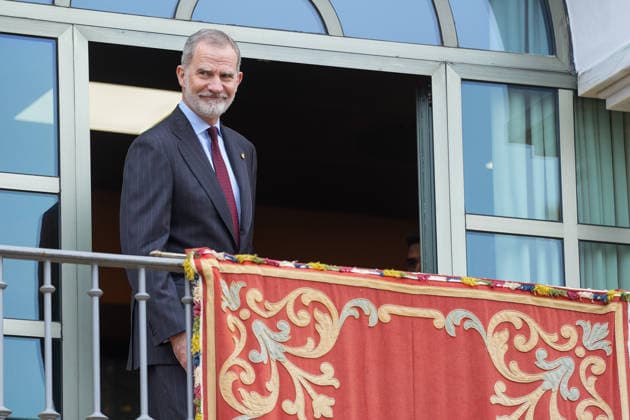 Felipe VI visits the Town Hall of Dos Hermanas Seville King Felipe VI greets from the balcony of the Town Hall of Dos Hermanas On March 4, 2026 in Dos Hermanas, Seville Andalusia, Spain King Felipe VI goes this Wednesday, March 4, 2026 to the Town Hall of Dos Hermanas, where he will be received by the mayor of the town, Paco Rodriguez, will greet the municipal corporation and sign in the Book of Honor of the city The Consistory calls it an honor and highlights the historical link with the Royal House his parents visited in 1987 04 MARCH 2026 Francisco J Dos Hermanas, Sevilla Andalucia Dos Hermanas, Sevilla Andalucia Espana Copyright: xFranciscoxJ.xOlmox 7336547