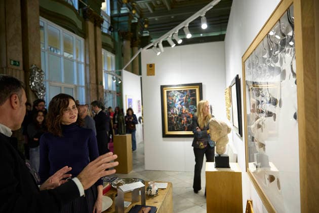 Ayuso inaugurates the IX Salón de Arte Moderno The president of the Community of Madrid, Isabel Díaz Ayuso, participates in the inauguration of the IX Salón de Arte Moderno SAM 2026, at the Salón de Baile del Círculo de Bellas Artes, on March 4, 2026, in Madrid Spain The exhibition, which can be visited from March 8, has established itself as the second most visited fair of Madrid Art Week, after ARCO, with more than 11,000 visitors in its last edition, Its uniqueness lies in its format, inspired by the old Parisian salons, which is close, informative and didactic, where dealers and experts share with the public the context and relevance of each piece 04 MARCH 2026 Jesús Hellí Madrid Madrid Espana Copyright: xJesusxHellinx 7337447