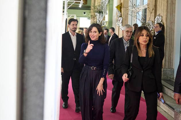 Ayuso inaugurates the IX Salón de Arte Moderno The president of the Community of Madrid, Isabel Díaz Ayuso c , participates in the inauguration of the IX Salón de Arte Moderno SAM 2026 , in the Salón de Baile del Círculo de Bellas Artes, on March 4, 2026, in Madrid Spain The exhibition, which can be visited from March 8, has established itself as the second most visited fair of the Madrid Art Week, Its uniqueness lies in its format, inspired by the old Parisian salons, which is close, informative and didactic, where dealers and experts share with the public the context and relevance of each piece 04 MARCH 2026 Jesús Hellí Madrid Madrid Espana Copyright: xJesusxHellinx 7337449