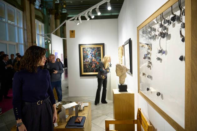 Ayuso inaugurates the IX Salón de Arte Moderno The president of the Community of Madrid, Isabel Díaz Ayuso, participates in the inauguration of the IX Salón de Arte Moderno SAM 2026, at the Salón de Baile del Círculo de Bellas Artes, on March 4, 2026, in Madrid Spain The exhibition, which can be visited from March 8, has established itself as the second most visited fair of Madrid Art Week, after ARCO, with more than 11,000 visitors in its last edition, Its uniqueness lies in its format, inspired by the old Parisian salons, which is close, informative and didactic, where dealers and experts share with the public the context and relevance of each piece 04 MARCH 2026 Jesús Hellí Madrid Madrid Espana Copyright: xJesusxHellinx 7337453