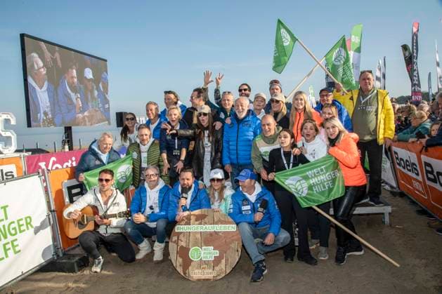 abb Robert Redweik, Katja Woywood, Lars Pape, Wolfgang Lippert, Matthias Killing, Sascha Vollmer, Simone Thomalla, Tanja Lanäus, Dieter Hallervorden, Till Demtroeder, Alec Völkel, Matthias Schloo, Gisa Zach, Wolfgang Stumph, Lara Dandelion und Walter Lehnertz Teilnehmer am Strand bei 10.Jahre Baltic Lights 2026 Promi Charity Schlittenhunderennen zu Gunsten der Welthungerhilfe an der Ostsee zwischen der Seebruecke Ahlbeck und der Seebruecke Heringsdorf ,Samstag 07.03.2026 in Heringsdorf MV Deutschland