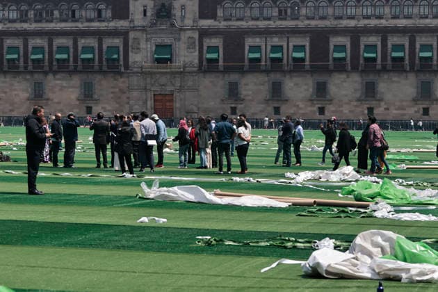 Mexiko, Guinness Rekordversuch für größte Fußball-Stunde in Mexiko-Stadt March 11, 2026, Mexico City, Cdmx, Mexico: In Mexico City s Plaza de la Constitucio³n, workers are installing artificial turf to break the Guinness World Record for the largest soccer class in the world. The event, which will bring together ten thousand people, is scheduled for March 15th. Workers are laying 25,000 sheets of artificial turf to transform the Zo³calo into a giant soccer field. This event has the support and authorization of FIFA in anticipation of the upcoming World Cup inauguration at Estadio Azteca, now called Estadio Banorte Ciudad de Mo xico. Mexico City Mexico - ZUMAp204 20260311_zip_p204_058 Copyright: xJosuexPerezx