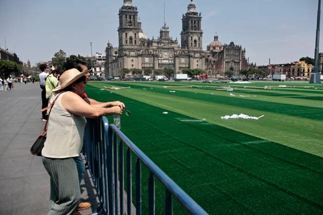 Mexiko, Guinness Rekordversuch für größte Fußball-Stunde in Mexiko-Stadt March 11, 2026, Mexico City, Cdmx, Mexico: In Mexico City s Plaza de la Constitucio³n, workers are installing artificial turf to break the Guinness World Record for the largest soccer class in the world. The event, which will bring together ten thousand people, is scheduled for March 15th. Workers are laying 25,000 sheets of artificial turf to transform the Zo³calo into a giant soccer field. This event has the support and authorization of FIFA in anticipation of the upcoming World Cup inauguration at Estadio Azteca, now called Estadio Banorte Ciudad de Mo xico. Mexico City Mexico - ZUMAp204 20260311_zip_p204_052 Copyright: xJosuexPerezx
