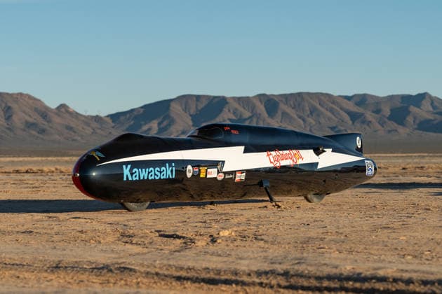 Record-breaking 300mph motorcycle is heading under the hammer Story from Jam Press (Fastest Motorbike Sale) Pictured: 1975 Don Vesco Silver Bird Lightning Bolt. Record-breaking 300mph motorcycle is heading under the hammer A record-breaking motorcycle, which was the first to ever hit 300mph, is heading under the hammer. The iconic 1975 Don Vesco Silver Bird Lightning Bolt land speed motorcycle is looking for a new owner. The unique piece of motorbiking history set an international record of 303mph in 1975. The bike is kitted out with two Yamaha TZ750 engines, as reported by CreatorZine. It was built by Don Vesco to race on the Bonneville Salt Flats, in Utah, the USA. Three years after the Silver Bird broke the record, the racer tran Copyright: xJamxPress MecumxAuctions