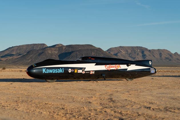 Record-breaking 300mph motorcycle is heading under the hammer Story from Jam Press (Fastest Motorbike Sale) Pictured: 1975 Don Vesco Silver Bird Lightning Bolt. Record-breaking 300mph motorcycle is heading under the hammer A record-breaking motorcycle, which was the first to ever hit 300mph, is heading under the hammer. The iconic 1975 Don Vesco Silver Bird Lightning Bolt land speed motorcycle is looking for a new owner. The unique piece of motorbiking history set an international record of 303mph in 1975. The bike is kitted out with two Yamaha TZ750 engines, as reported by CreatorZine. It was built by Don Vesco to race on the Bonneville Salt Flats, in Utah, the USA. Three years after the Silver Bird broke the record, the racer tran Copyright: xJamxPress MecumxAuctions