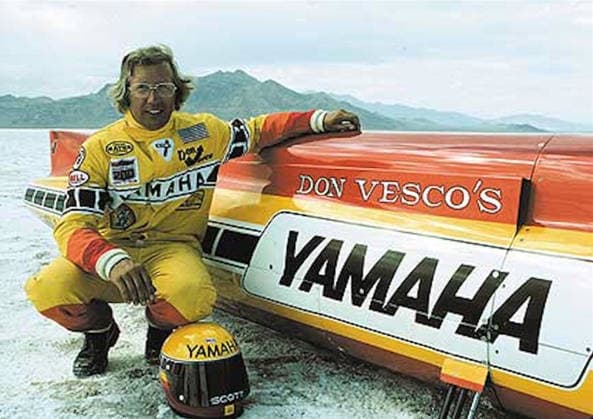 Record-breaking 300mph motorcycle is heading under the hammer Story from Jam Press (Fastest Motorbike Sale) Pictured: Don Vesco with the 1975 Silver Bird Lightning Bolt. Record-breaking 300mph motorcycle is heading under the hammer A record-breaking motorcycle, which was the first to ever hit 300mph, is heading under the hammer. The iconic 1975 Don Vesco Silver Bird Lightning Bolt land speed motorcycle is looking for a new owner. The unique piece of motorbiking history set an international record of 303mph in 1975. The bike is kitted out with two Yamaha TZ750 engines, as reported by CreatorZine. It was built by Don Vesco to race on the Bonneville Salt Flats, in Utah, the USA. Three years after the Silver Bird broke the record, the r Copyright: xJamxPress MecumxAuctions